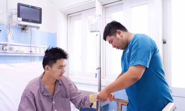 Nhân viên văn phòng bất ngờ ngừng tim khi đang chơi cầu lông