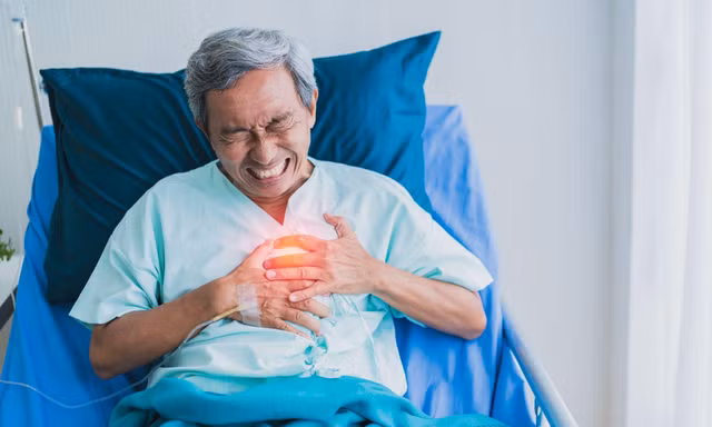 Vài ly rượu ngày Tết có thể kích hoạt cơn đau tim