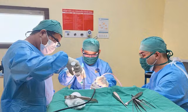 Bánh xe cuốn tà áo dài, nữ sinh bị đập đầu xuống đường nứt hộp sọ