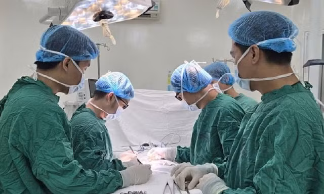 Đột ngột đau vùng kín, nam sinh suýt bị cắt bỏ tinh hoàn 