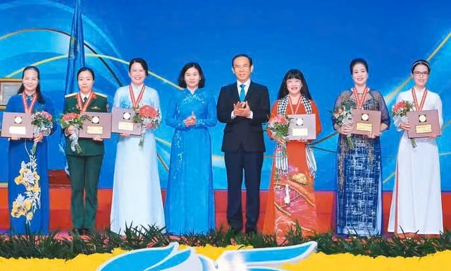 Hai nhà khoa học nữ tiêu biểu của ĐHQG TP. HCM được trao Giải thưởng Phụ nữ Việt Nam 2025