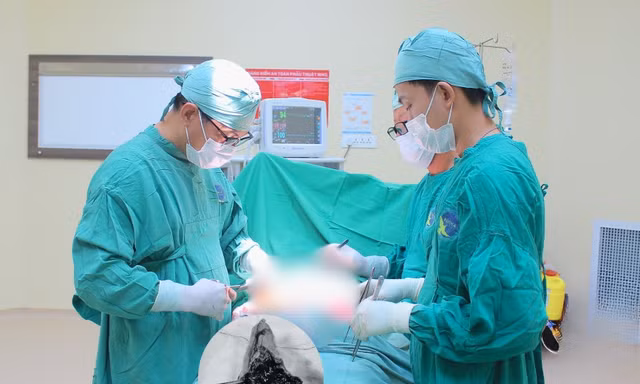 Tự điều trị chấn thương sau tai nạn giao thông, người đàn ông nguy kịch