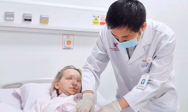 Cứu sống nữ du khách Latvia vỡ đại tràng vì ung thư