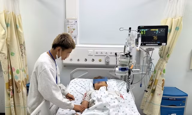 Bệnh hiếm gặp khiến thiếu niên liệt tứ chi sau trận đá bóng 