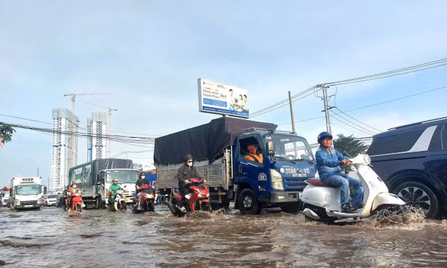Ngập lênh láng do triều, cao tốc chậm tiến độ..., Sở Xây dựng TPHCM nói gì?