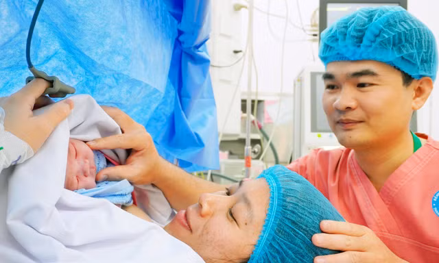 Những tiếng khóc trong veo đêm giao thừa: Mùa xuân bắt đầu từ phòng sinh