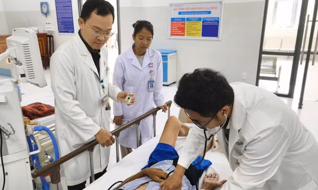 Cuộc chiến ‘giờ vàng’: Giành giật sự sống cho du khách đột quỵ ở Côn Đảo