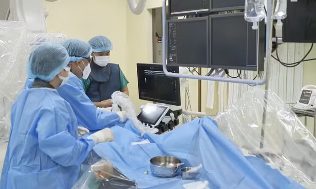 Các bác sĩ Bệnh viện Đa khoa Xuyên Á can thiệp cho người bệnh