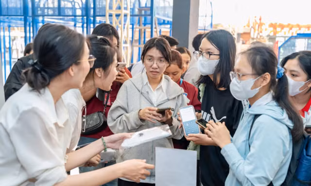 Sinh viên TP. HCM hào hứng trải nghiệm giải pháp AI trong Ngày hội công nghệ