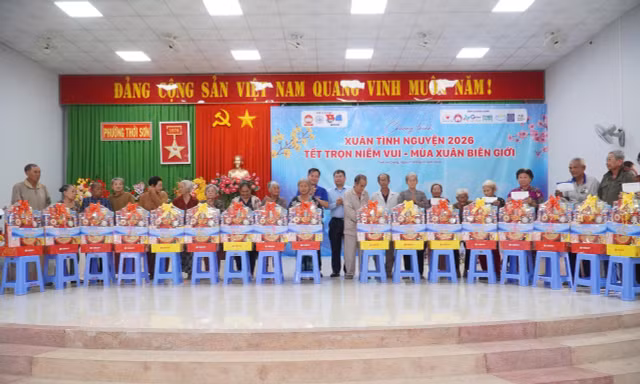 Mang niềm vui Tết sớm đến bà con khó khăn tại vùng biên giới tỉnh An Giang