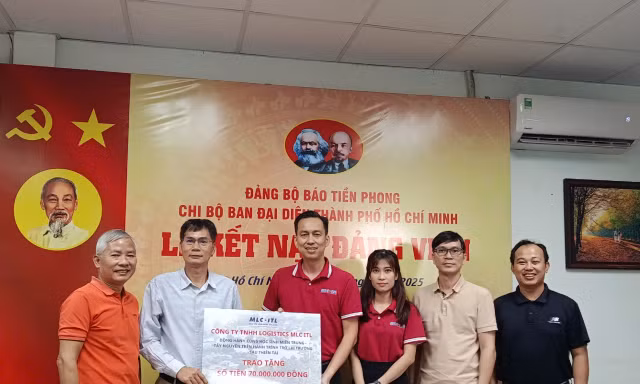 Công ty TNHH Logistics MLC ITL trao 70 triệu đồng “Chung tay vì đồng bào miền Trung, Tây Nguyên”