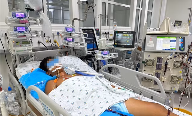 Nguy kịch vì chơi bóng giữa trời nắng nóng