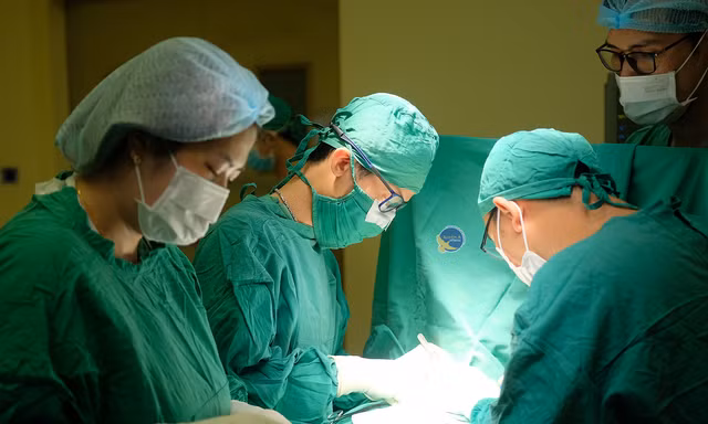 Nam công nhân suýt lìa đầu vì bị cửa thang máy kẹp cổ