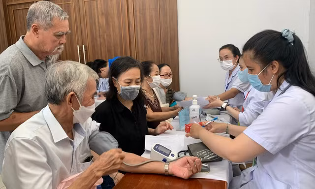 Người dân TP.HCM nô nức đi khám miễn phí trong Ngày Sức khỏe toàn dân