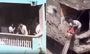 Gia đình trong ngôi nhà màu xanh vẫn đứng vững ở Nepal khi lũ quét tàn phá xung quanh.
