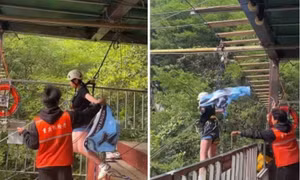 Trò chơi xích đu vách đá tại khu du lịch mạo hiểm ở Trung Quốc.