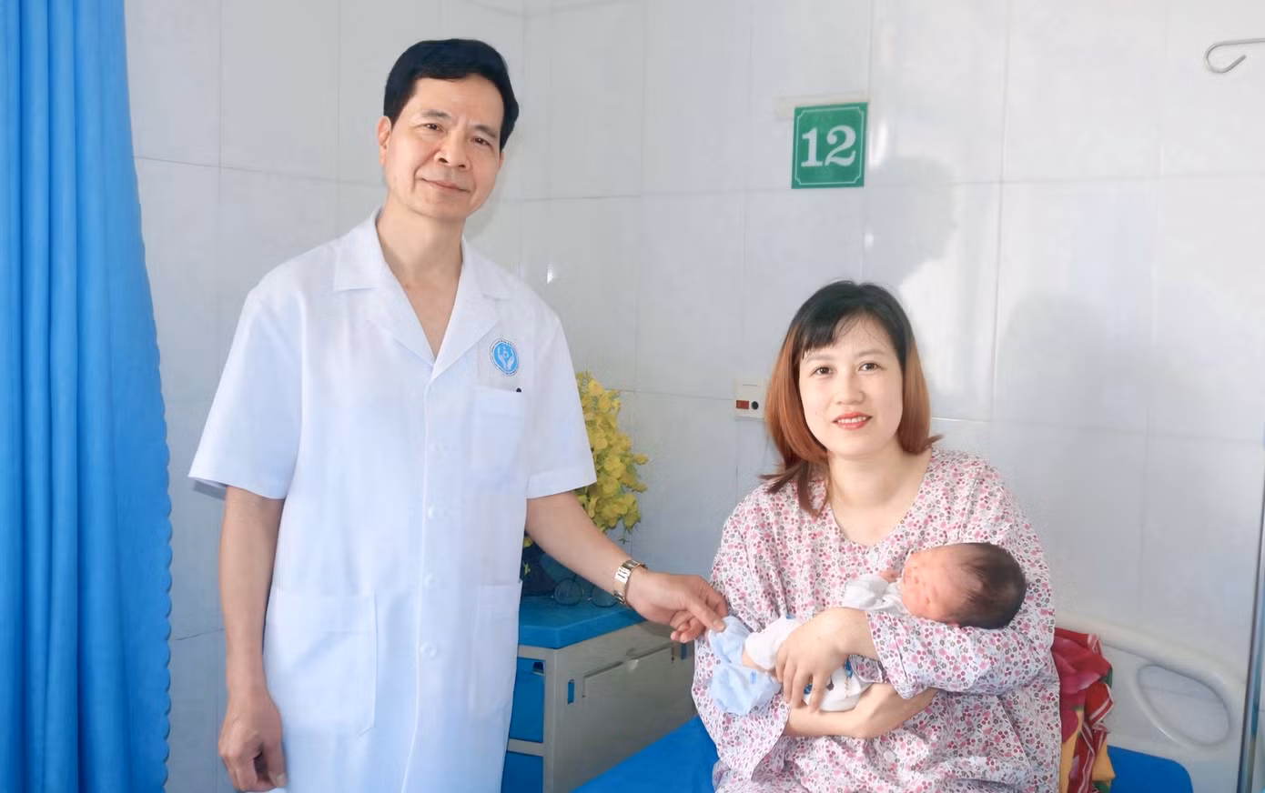 thay-thuoc-uu-tu-bac-si-ckii-le-cong-tuoc-nguyen-giam-doc-benh-vien-chuyen-gia-san-phu-khoa-tham-hoi-suc-khoe-san-phu-tra-my-khi-dieu-tri-tai-khoa-dich-vu-y-te-tu-nguyen.jpg