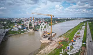 Lạ mắt kiến trúc cây cầu qua sông Đuống sắp về đích