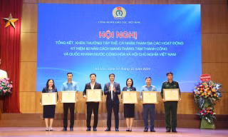 Tôn vinh đóng góp của cán bộ, giảng viên, sinh viên tham gia hoạt động A80