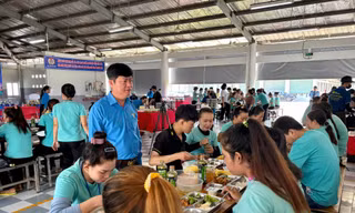 Niềm vui từ những 'Bữa cơm Công đoàn' 2025