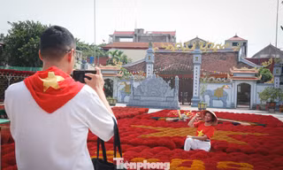 Du khách thích thú trải nghiệm làng nghề vùng ngoại ô Hà Nội