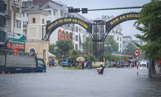'Ốc đảo triệu đô' ngập sâu, người dân bỏ xe, vật vã lội nước đi làm 