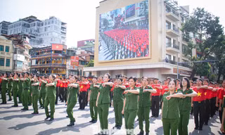 8.000 người xuống phố cùng Công an Hà Nội ‘phủ xanh’ không gian mạng