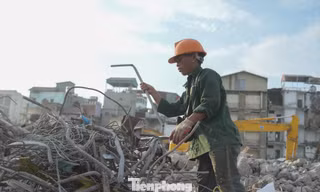 Mặt đường gần 50 độ C, lao động tự do kiệt sức giữa đợt nắng đỉnh điểm