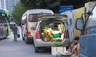 Muôn kiểu bán hàng 'du kích' thời dẹp vỉa hè Hà Nội