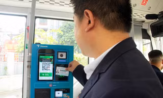 Hà Nội phát hành miễn phí thẻ xe buýt gắn chíp cho đối tượng chính sách