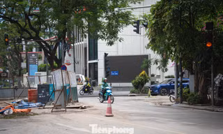 Hà Nội: Dự án chống ngập được báo cáo 'đã hoàn thiện' song lô cốt vẫn án ngữ, mặt đường nham nhở 