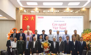 Ra mắt sách 'Con người Việt Nam vào kỷ nguyên mới' của PGS.TS Nguyễn Hồng Vinh