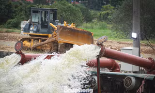 6 máy bơm hoạt động ngày đêm ‘giải cứu’ xóm ngập cả tuần ở Hà Nội