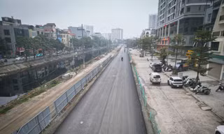 Nhiều năm nay, tuyến đường đoạn từ KĐT Đại Kim đến cầu Định Công rơi vào tình trạng xuống cấp báo động. Những "ổ gà, ổ voi" xuất hiện dày đặc cùng hiện trạng mặt đường bong tróc, lún võng không chỉ gây khó khăn cho phương tiện mà còn tiềm ẩn nguy cơ tai nạn giao thông cao.