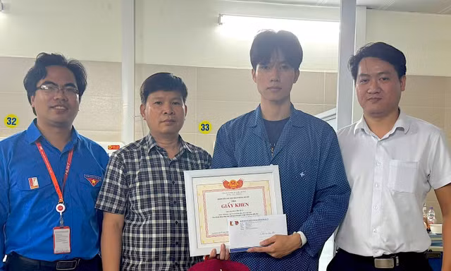 Đại học Bách khoa Hà Nội tặng giấy khen cho nam sinh lao vào đám cháy cứu người