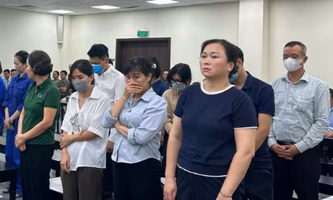 Nhóm cựu cán bộ Sở Y tế Hà Nội hầu tòa vì nhận hối lộ để cấp phép cho 686 phòng khám, tiệm thuốc