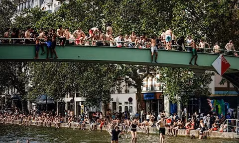 Người dân Paris đổ xô đi tắm sông vì nhà không có điều hòa