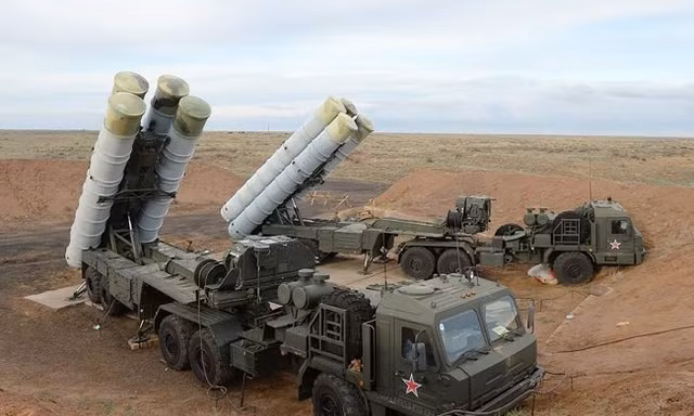 Ukraine tuyên bố tập kích 'rồng lửa' S-400, phá hủy kho đạn dược của Nga