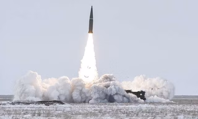 Ukraine rung chuyển trước hàng chục tên lửa Nga