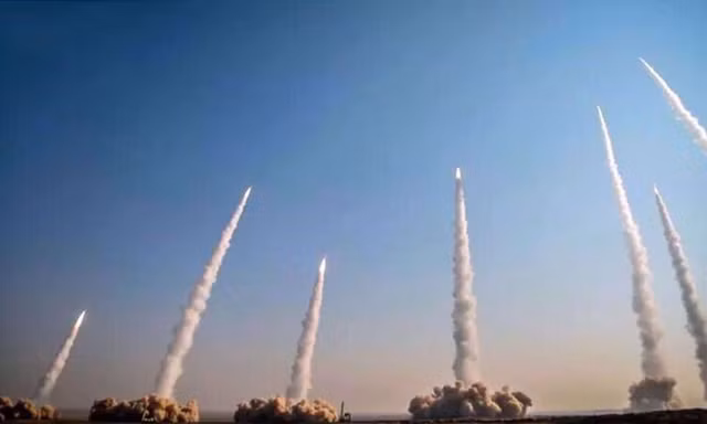Iran dọa 'khai hỏa' ở eo biển Hormuz, cảnh báo tàu sân bay Mỹ sẽ đối mặt tên lửa và UAV 