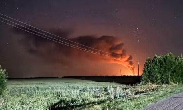 Ukraine tập kích nhà máy lọc dầu, căn cứ không quân trọng yếu của Nga