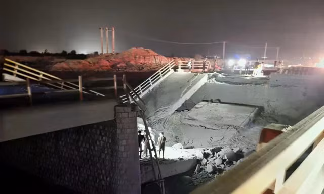 Mỹ không kích 5 cây cầu ở Iran