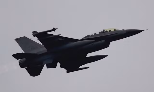 Đài Loan (Trung Quốc): Phi công lái F-16 bỏ máy bay, nhảy dù xuống biển