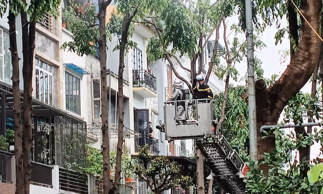Cháy nhà ở Hà Nội, nghi có người mắc kẹt bên trong 