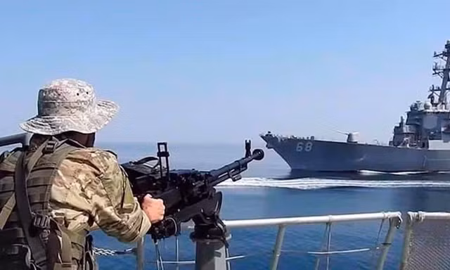 Iran nổ súng cảnh cáo các tàu cố gắng vượt eo biển Hormuz