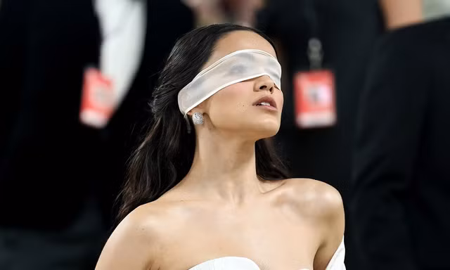 “Bạch Tuyết” Rachel Zegler bị chế giễu tại Met Gala 2026, người bênh kẻ hùa