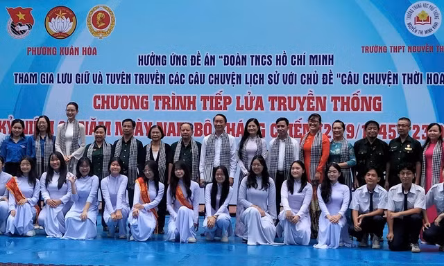Trường THPT Nguyễn Thị Minh Khai tiếp lửa truyền thống yêu nước qua ba thế hệ
