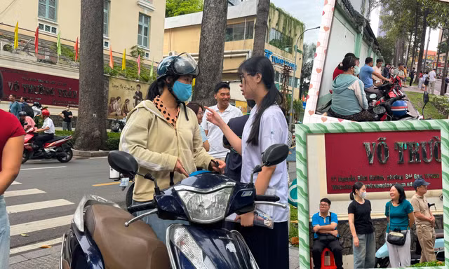 Kỳ thi tuyển sinh vào lớp 10 công lập tại TP.HCM: Đi thi mới hiểu lòng cha mẹ