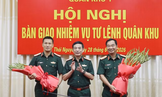 Đại tướng Phan Văn Giang chủ trì bàn giao nhiệm vụ Tư lệnh Quân khu 1
