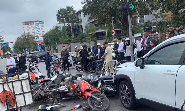 Tài xế ô tô 62 tuổi nghi đạp nhầm chân gây tai nạn cho 12 xe máy đang chờ đèn đỏ ở Hải Phòng